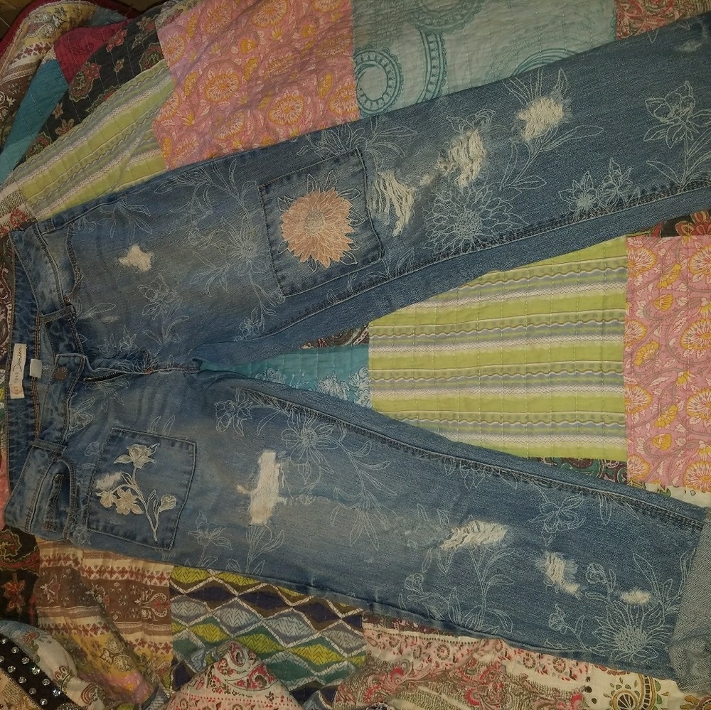 Distressed capris